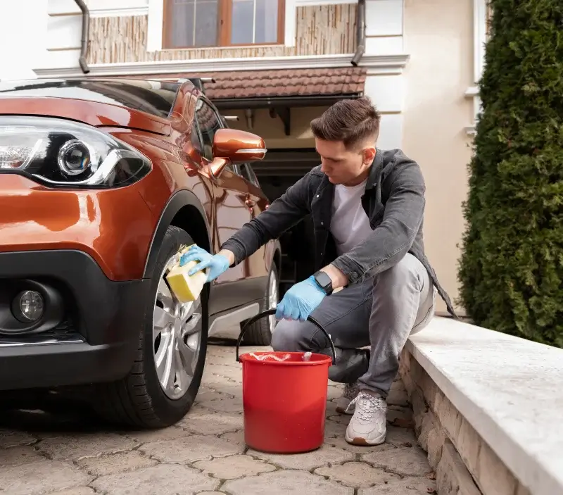 Lavage auto à domicile Saint-Léger-Bridereix : professionnel intervenant sur un véhicule